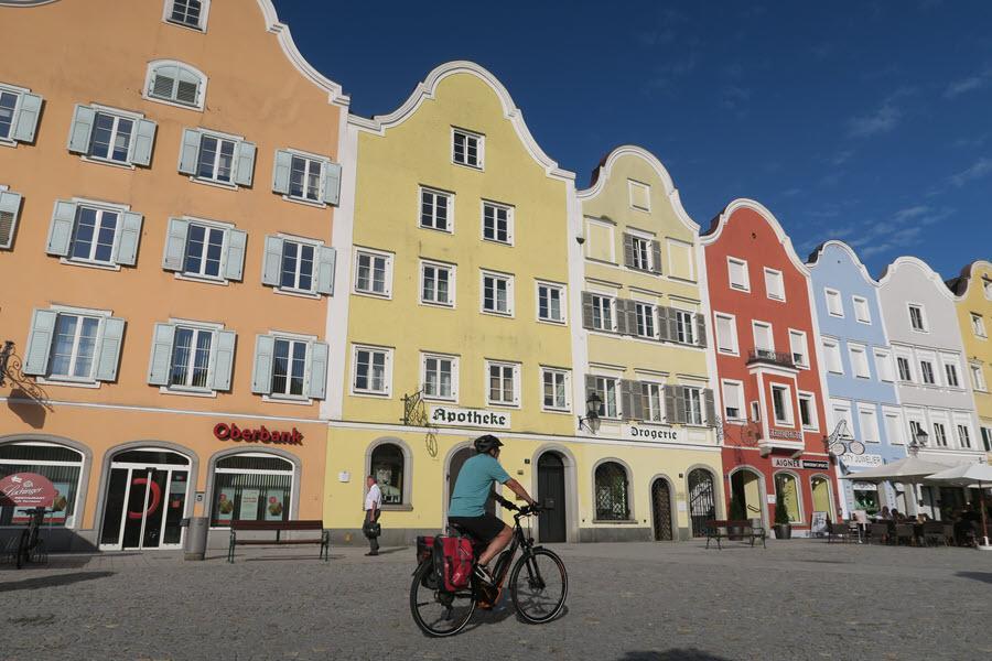 E-Biker in historischer Altstadt