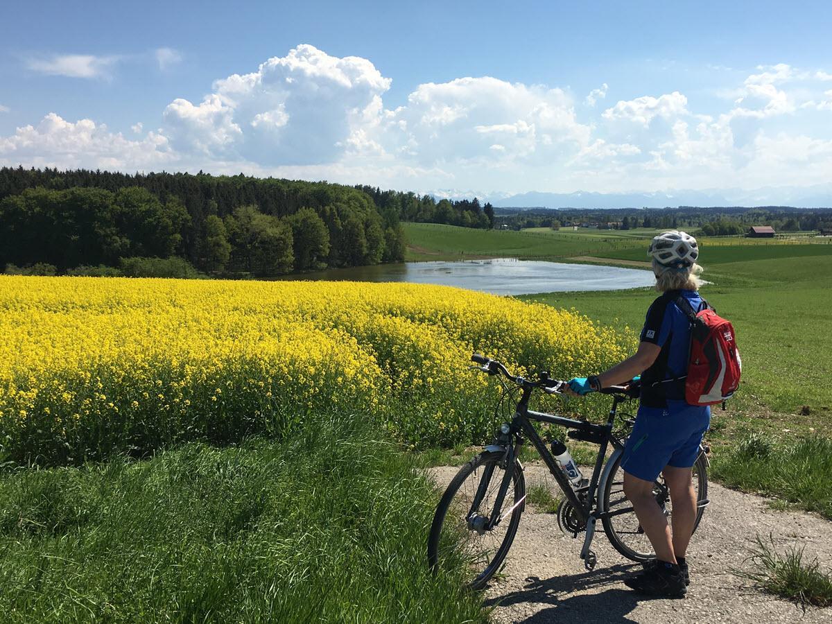 Pause bei der Radtour mit Ausblick_1200x900
