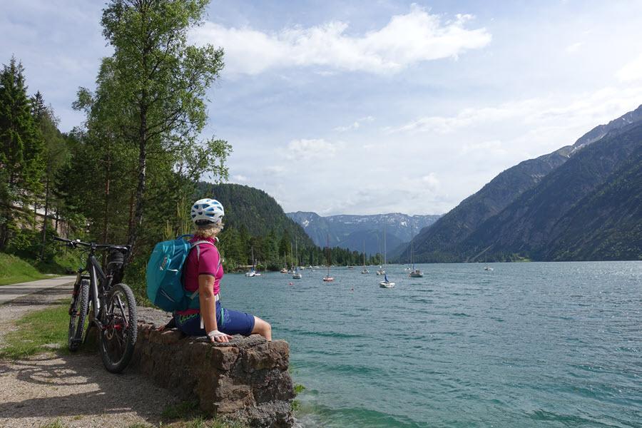 Radlerin macht Pause am See_900x600