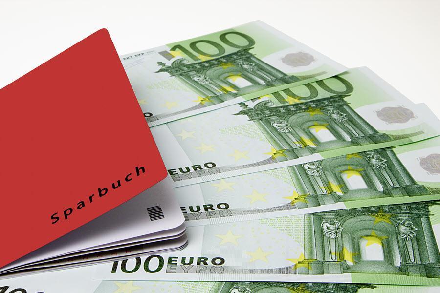 Geld und Sparbuch_900x600