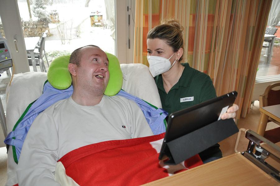 Digitalisierung_MS-Patient am Tablet_900x600