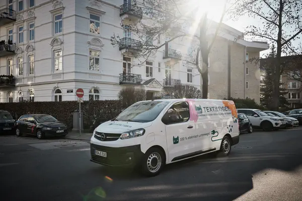 Auf diesem Foto ist ein E-Van von Textiltiger auf Münchner Straßen unterwegs.