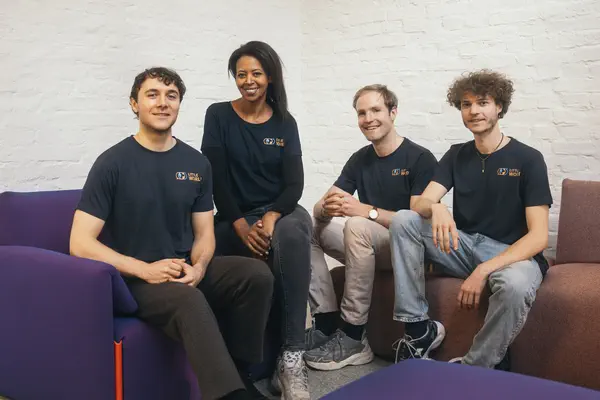 Auf dem Foto sehen Sie das Gründer-Team von "Little World" auf einer Couch