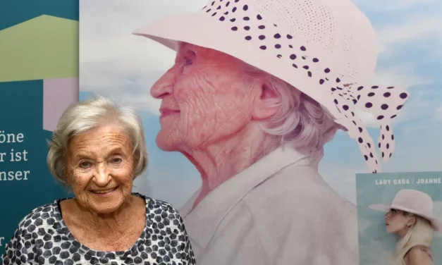 Bewohner:innen inszenieren Plattencover