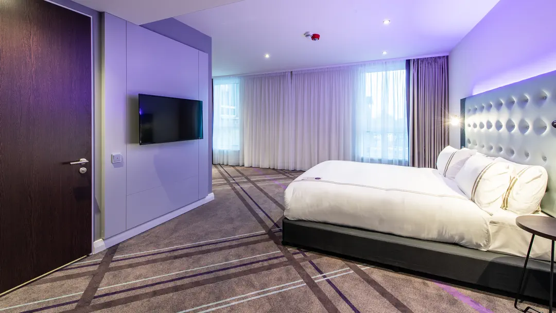 Hier sehen Sie ein Zimmer in Premier Inn Essen, in dem ein Bett mit tiefem Einstieg aufgestellt ist.