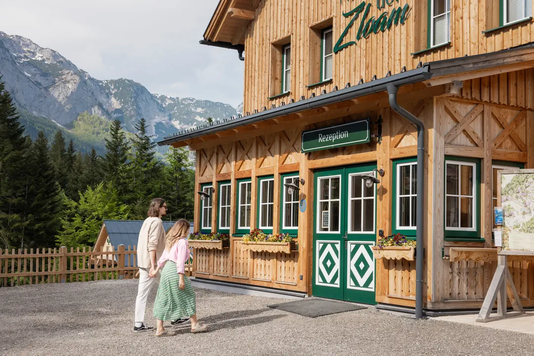 Auf dem Foto ist die Fassade des Berghotels – komplett aus Holz und mit der Aufschrift "Rezeption".