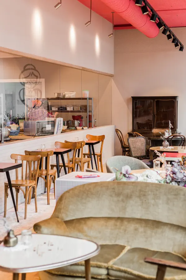 Eine Aufnahme vom Innenraum mit Tischen und der Theke im Café Kuchentratsch. 