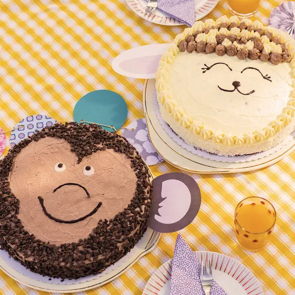 Zwei frisch gebackene Kuchen mit Tiergesichtern auf dem Tisch beim Kuchentratsch.