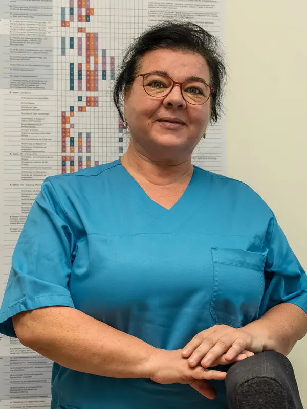 Patricia Gräßer Patricia Gräßer vor einem Schichtenplan.